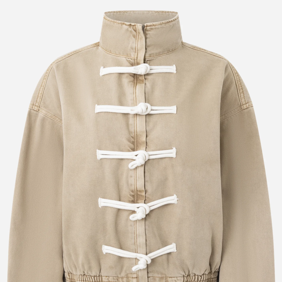 Encontrei na Zara, Renner e Bershka as jaquetas napoleônicas virais no estilo Michael Jackson e Paquita; confira tendência em alta