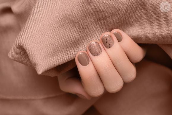 Unhas em tons de marrom combinam com diferentes estilos e são aposta certeira para quem busca elegância