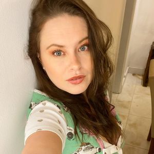 Neste cabelo castanho médio, Mari Bridi destacou sua sensualidade