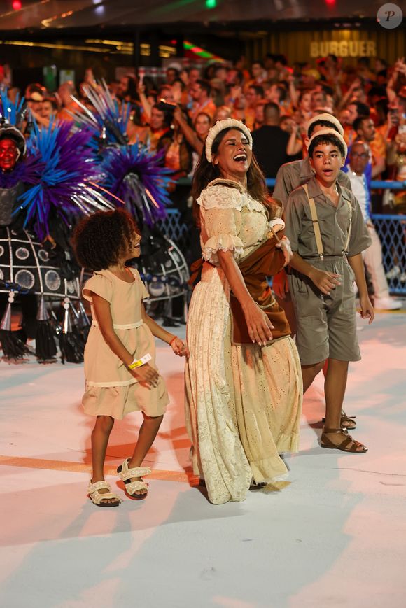 Dira Paes no desfile da Acadêmicos de Niterói