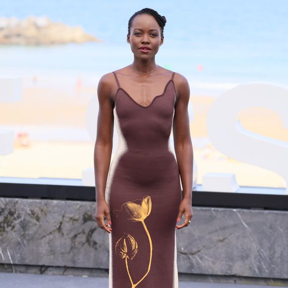 "Estamos lutando sozinhas com algo que afeta a maioria de nós. Chega de sofrer em silêncio!", protestou ainda Lupita Nyong'o