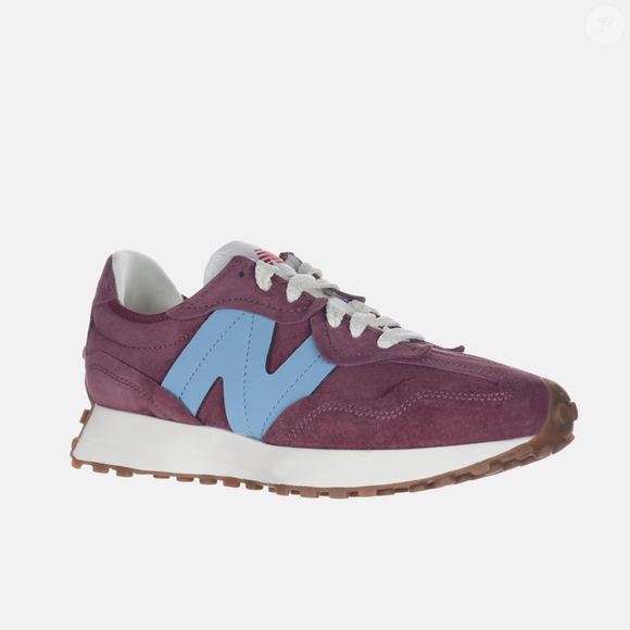 Na cor vinho, o New Balance 327 ganha destaque nos looks e pode ser combinado com peças pretas, cinzas e outras tonalidades da estação