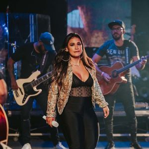 Enquanto isso, Simone passou um bom tempo de sua carreira lutando contra a balança