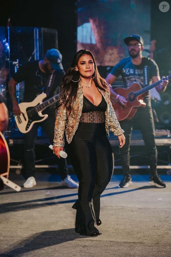 Enquanto isso, Simone passou um bom tempo de sua carreira lutando contra a balança