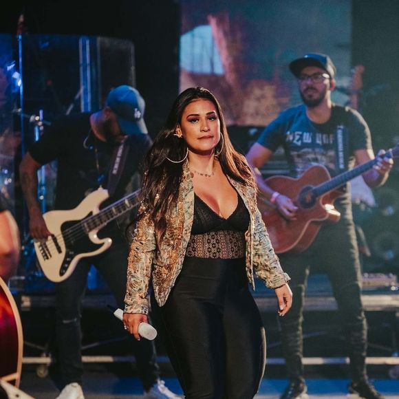 Enquanto isso, Simone passou um bom tempo de sua carreira lutando contra a balança