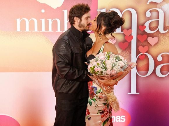 Para completar o visual, Sabrina usou uma necessaire de luxo e um par de brincos pendentes com cruz em filigrana e logotipo DG de $1.295, R$ 7.279,07 aproximadamente.