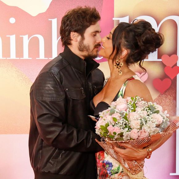 Para completar o visual, Sabrina usou uma necessaire de luxo e um par de brincos pendentes com cruz em filigrana e logotipo DG de $1.295, R$ 7.279,07 aproximadamente.