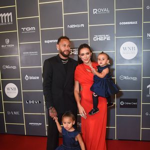 Neymar, Bruna Biancardi e as filhas Mavie e Mel chamam atenção com looks sofisticados durante evento beneficente promovido pelo jogador