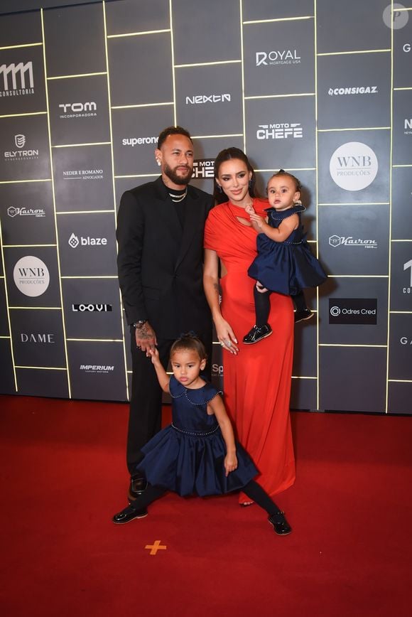 Neymar, Bruna Biancardi e as filhas Mavie e Mel chamam atenção com looks sofisticados durante evento beneficente promovido pelo jogador