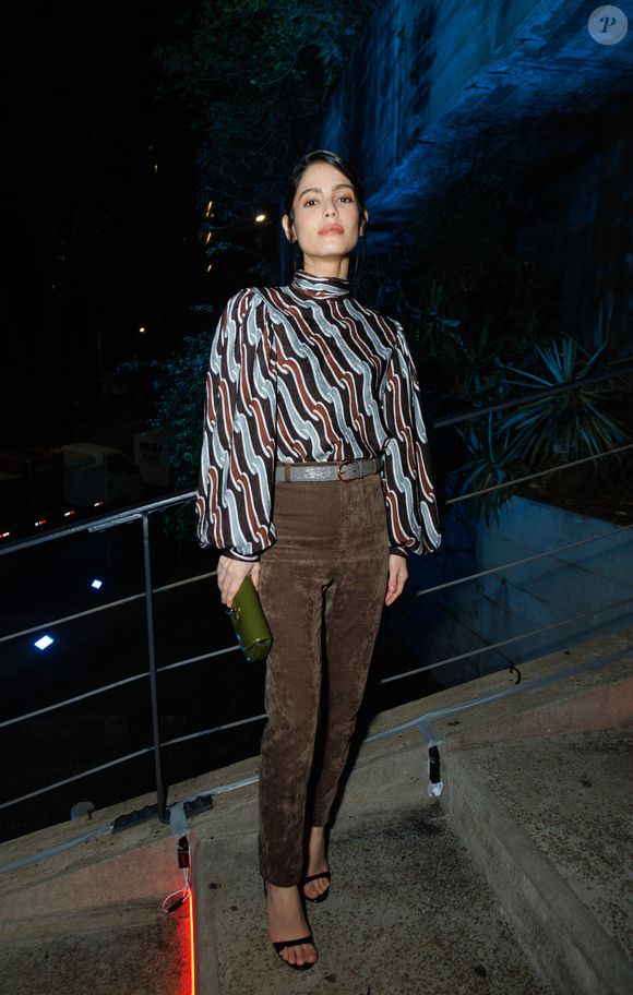 A atriz Julia Dalavia aliou marrom e listras em look do evento da Gucci
