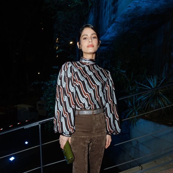 A atriz Julia Dalavia aliou marrom e listras em look do evento da Gucci