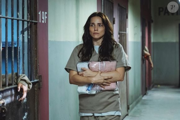 Adriana (Leticia Colin) é levada para uma cela precária e sofre humilhação