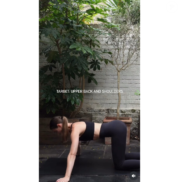 Alongamento 1: Para alongar a parte superior das costas e os ombros.