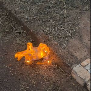 "Que todo mal seja queimado agora, em nome de Jesus". A frase dita por Kelly Danese durante um vídeo nas redes sociais viralizou após a esposa de Régis Danese decidir colocar fogo em um boneco Labubu depois do incêndio que atingiu a residência da família