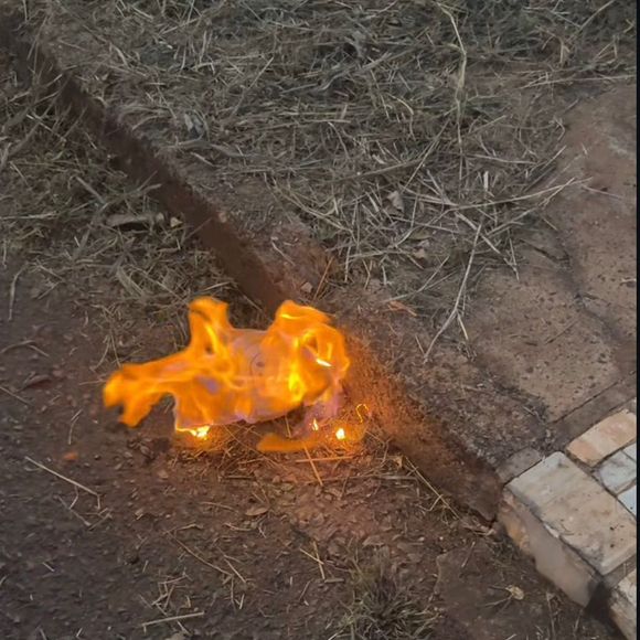 "Que todo mal seja queimado agora, em nome de Jesus". A frase dita por Kelly Danese durante um vídeo nas redes sociais viralizou após a esposa de Régis Danese decidir colocar fogo em um boneco Labubu depois do incêndio que atingiu a residência da família