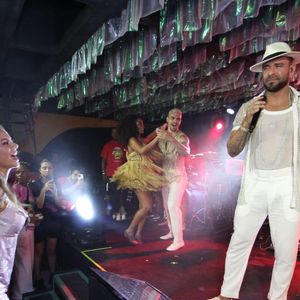 Paolla Oliveira prestigiou a apresentação na primeira fila e mostrou ser a maior fã de Diogo Nogueira