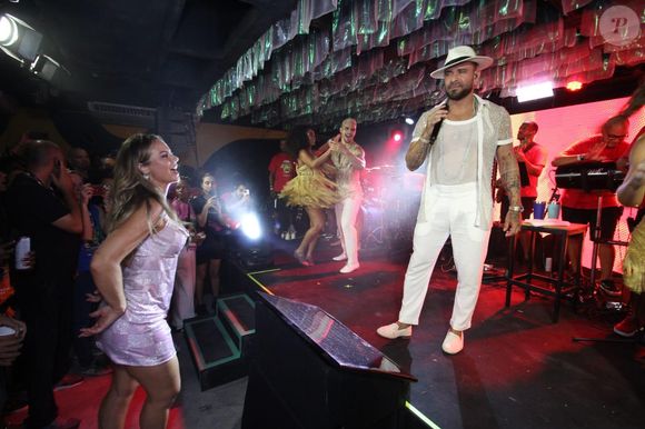 Paolla Oliveira prestigiou a apresentação na primeira fila e mostrou ser a maior fã de Diogo Nogueira