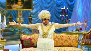 Há 17 anos: Dercy Gonçalves deixou fortuna de mais de R$ 20 milhões para uma única pessoa, mas ela morreu anos depois