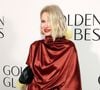 Naomi Watts aposta em um carré bouclé que valoriza os cachos, cria movimento e deixa o visual elegante e moderno