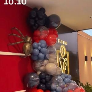 A decoração interna da festa contou ainda com balões volumosos nas cores vermelha, preta, azul e cinza, seguindo a identidade visual do tema.