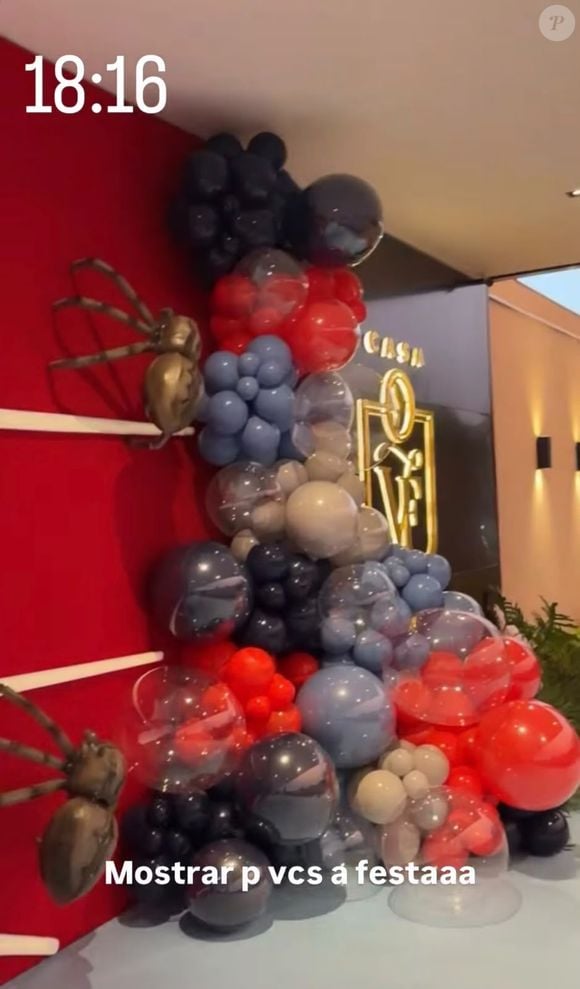 A decoração interna da festa contou ainda com balões volumosos nas cores vermelha, preta, azul e cinza, seguindo a identidade visual do tema.