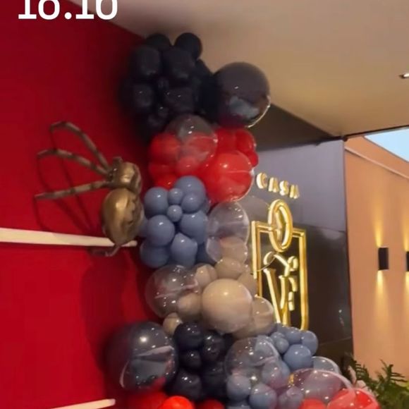A decoração interna da festa contou ainda com balões volumosos nas cores vermelha, preta, azul e cinza, seguindo a identidade visual do tema.