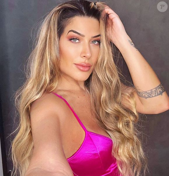 Maxilar e queixo de Renata Muller, que já eram definidos, ganharam um contorno a mais