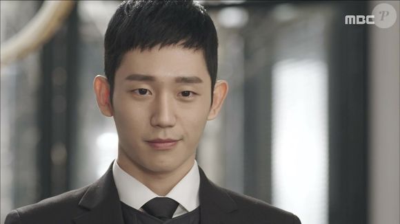 Em 'White Nights', Jung Hae-in interpreta Ji Woon-tak, um personagem ligado à protagonista Seo Yi-kyung, uma empresária fria que domina os bastidores do poder e dos negócios