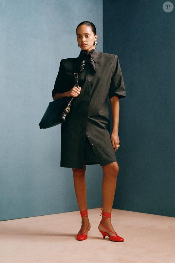 O vestido preto com ombreiras da coleção Willy Chavarria x Zara é a definição de elegância sem esforço para o inverno 2026