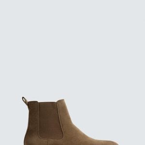 Em tom neutro, a Zara oferece a bota Chelsea de couro estilo suede cinza-toupeira por R$ 439,00, opção versátil que acompanha a paleta da temporada.