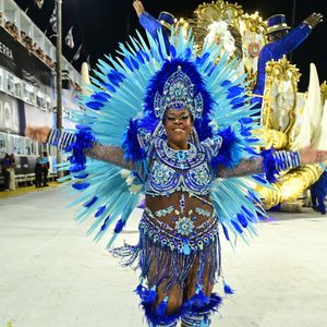 Carnaval 2026: Cacau Protásio exibiu fantasia exuberante na Avenida