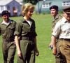 Em 1988, Lady Di mostrou novamente como transformar um tênis esportivo em peça de estilo ao usar Converse de cano alto com um macacão de sarja verde militar, durante uma visita ao Royal Hampshire Regiment, em Tidworth, Wiltshire