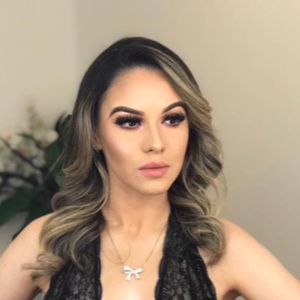 Também nessa época, a modelo começou a aparecer com os seios mais volumosos, sem confirmar colocação de próteses