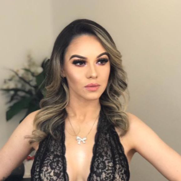 Também nessa época, a modelo começou a aparecer com os seios mais volumosos, sem confirmar colocação de próteses