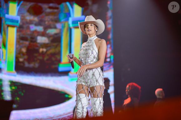 Look all white de Ana Castela: cantora aposta em peças artesanais em produções