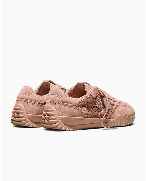 A combinação entre camurça, crochê floral e tons suaves faz do Run Star Trainer Floral Crochet um dos modelos mais versáteis da temporada, ideal para acompanhar os looks femininos de inverno