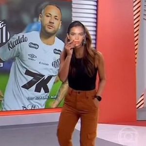 Apresentadora da Globo usa máscara de Bruna Marquezine ao vivo, incita provocação de torcida do Sport contra Neymar e web detona: 'Vergonhoso'