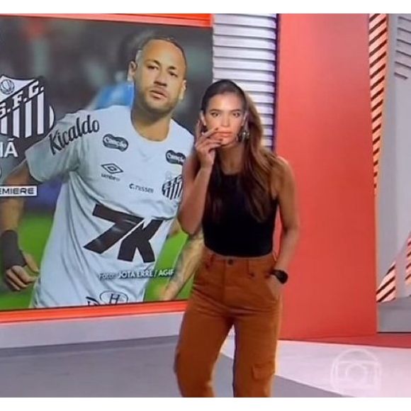 Apresentadora da Globo usa máscara de Bruna Marquezine ao vivo, incita provocação de torcida do Sport contra Neymar e web detona: 'Vergonhoso'
