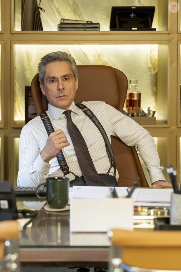 Marco Aurélio (Alexandre Nero) admite que o momento conturbado dos Roitman é favorável aos seus negócios nada legais na novela 'Vale Tudo' e no capítulo de segunda-feira, 25 de agosto de 2025