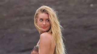 Nem uma vez por semana, nem em dias alternados: hairstylist explica a frequência ideal para lavar o cabelo loiro ou tingido no Verão