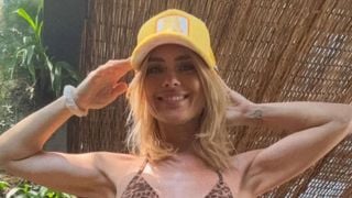 8 kg mais magra, Carolina Dieckmann exibe corpo definido e deixa escapar virilha lisinha em biquíni animal print minúsculo. Foto!