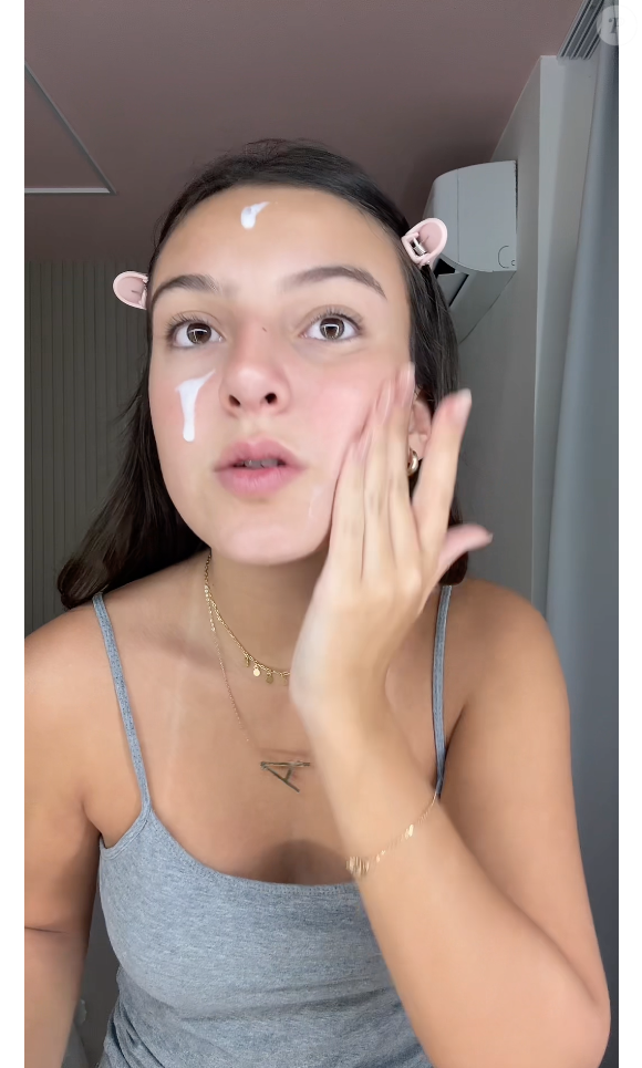 A textura dos produtos também pode influenciar a ordem da aplicação. A dermatologista Larissa Oliveira orienta começar pelos cosméticos mais líquidos e seguir para os produtos mais pastosos ou cremosos. Segundo ela, essa estratégia ajuda a otimizar a absorção dos ativos e organizar melhor a rotina de skincare