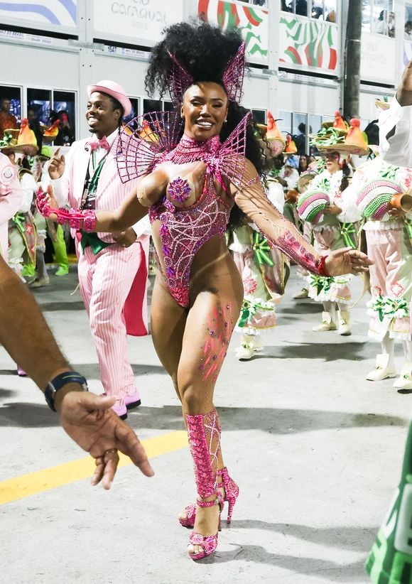 Evelyn Bastos preparação com o corpo para o Carnaval: 'São 15 ovos por dia. Malho 6 vezes por dia, é um treinamento muito intenso pra dar conta disso aqui'