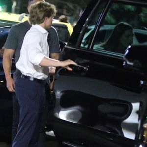 Benício Huck abriu a porta do carro para a moça