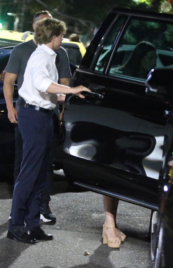 Benício Huck abriu a porta do carro para a moça