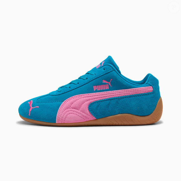 O Speedcat OG, da PUMA, ganha destaque pela combinação de azul predominante com uma faixa rosa que remete ao vestido de Bloom, personagem de Winx, criando um ponto de cor para transformar produções básicas
