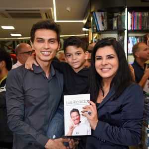 Filho de Mara Maravilha surgiu com os pais no lançamento do livro de Luis Ricardo, ex-intérprete do palhaço Bozo