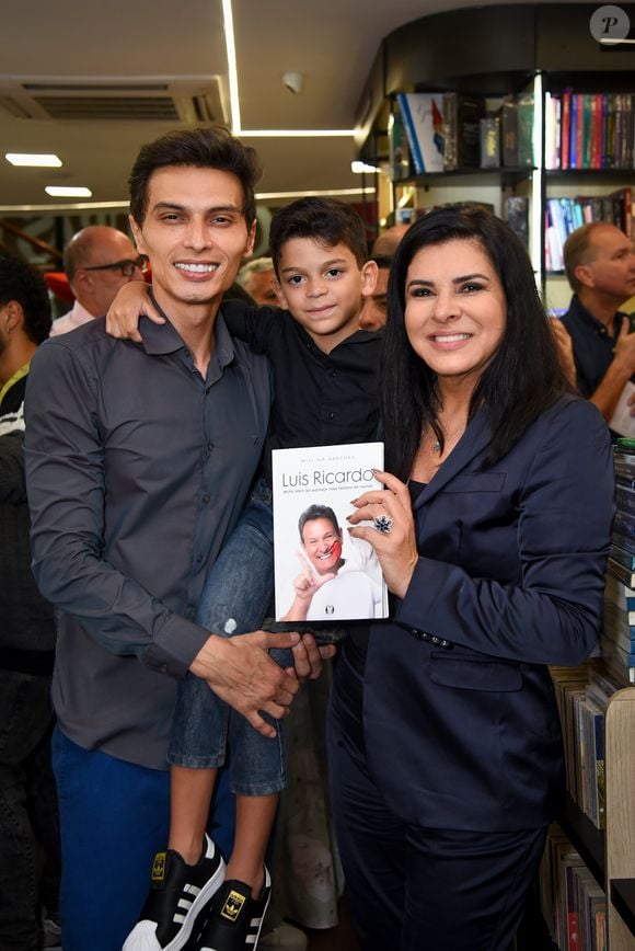 Filho de Mara Maravilha surgiu com os pais no lançamento do livro de Luis Ricardo, ex-intérprete do palhaço Bozo
