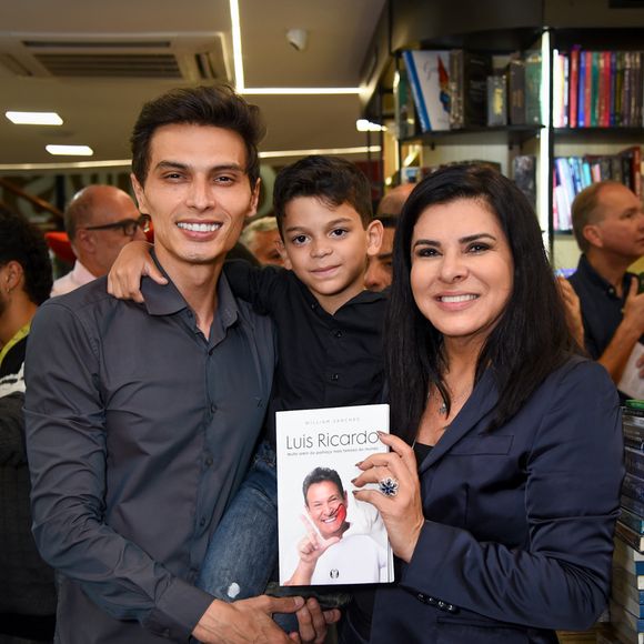 Filho de Mara Maravilha surgiu com os pais no lançamento do livro de Luis Ricardo, ex-intérprete do palhaço Bozo