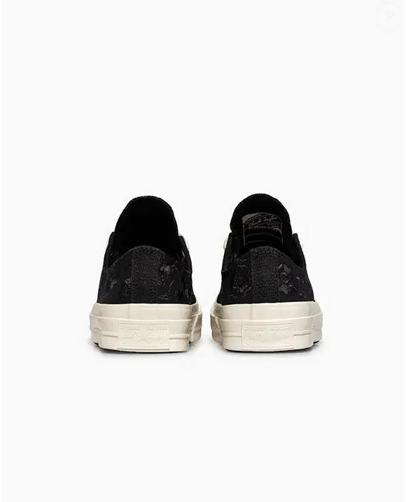 Disponível por R$ 449,90 no site oficial da Converse, o Chuck 70 Retro Floral Cano Baixo Preto já é apontado como rival direto dos famosos modelos da Adidas